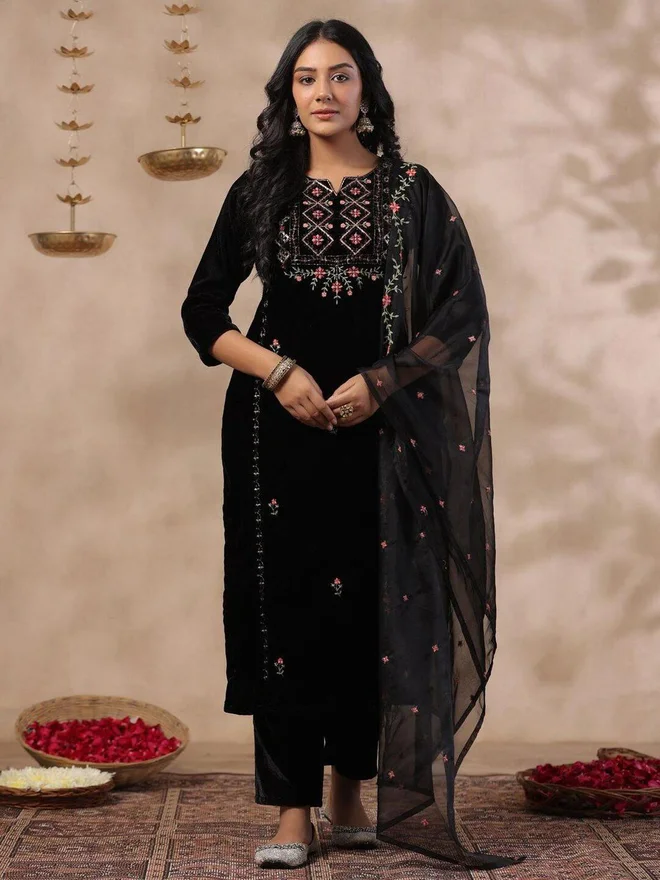 آي شين ISHIN 3-Piece Velvet Floral Zari Embroidered Kurta, Pants and Sheer Voile Butta Dupatta Set